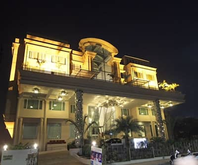 https://imgcld.yatra.com/ytimages/image/upload/t_hotel_yatra_city_desktop/v1485863498/Domestic Hotels/HOTEL_AMRAVATI/The Grand Mehfil/Facade.jpg